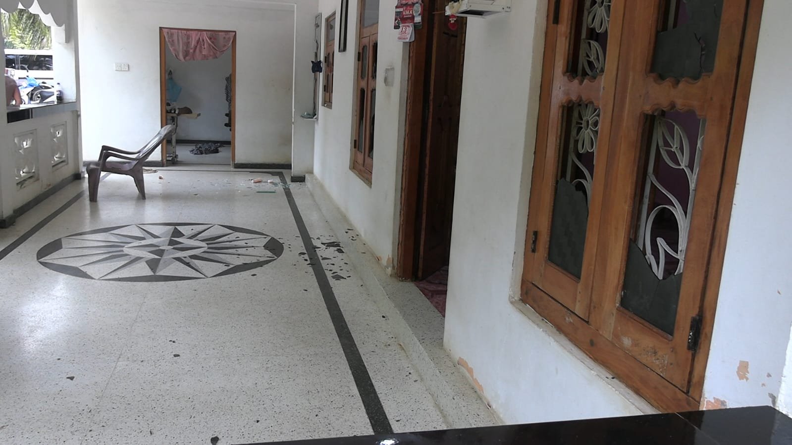 பளையில் வாள்வெட்டு குழு அட்டகாசம் : வீட்டின் உடமைகள் நாசம்!