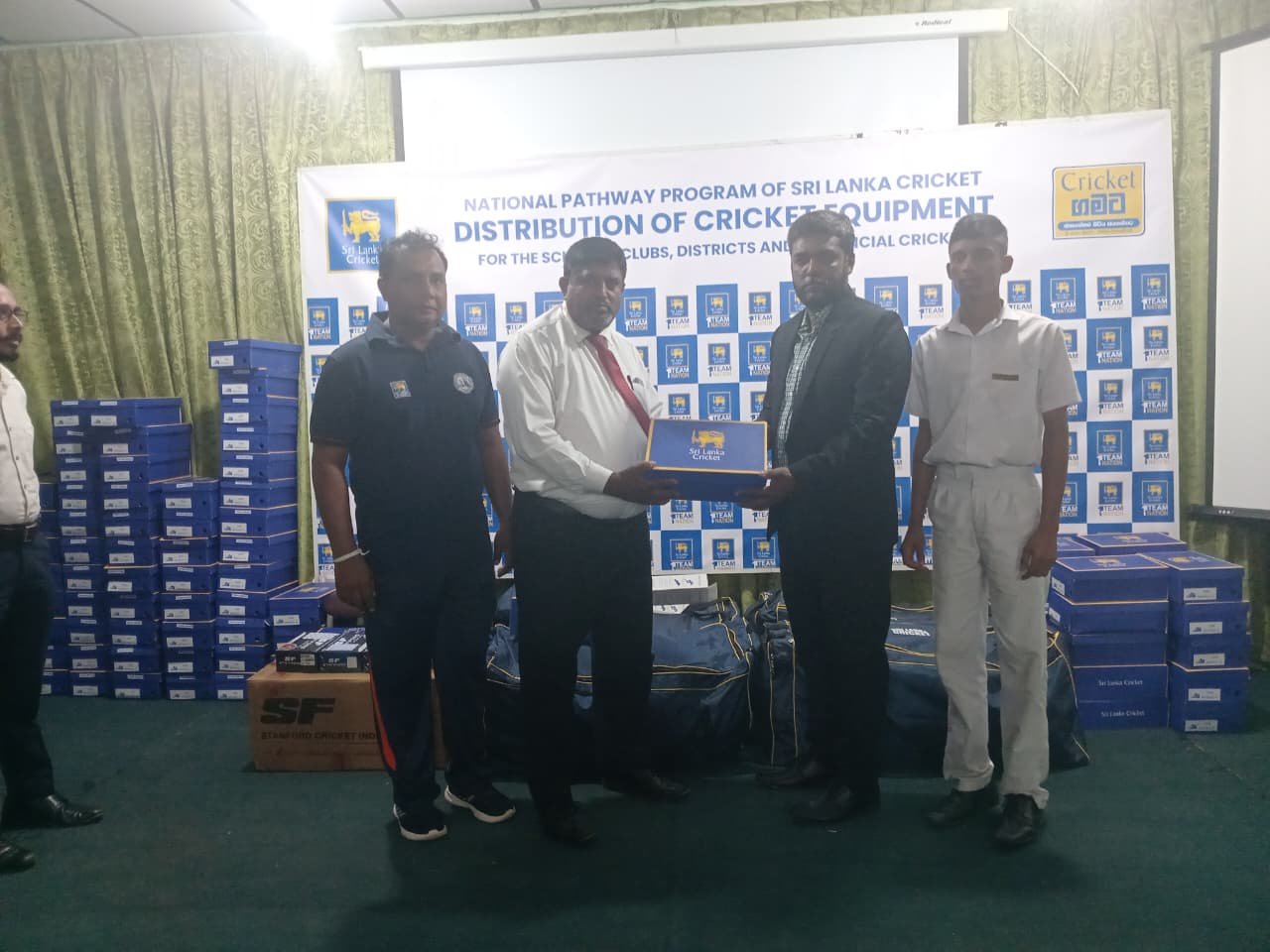 திருகோணமலையில் கிரிக்கட் விளையாட்டு உபகரணங்கள் வழங்கி வைப்பு