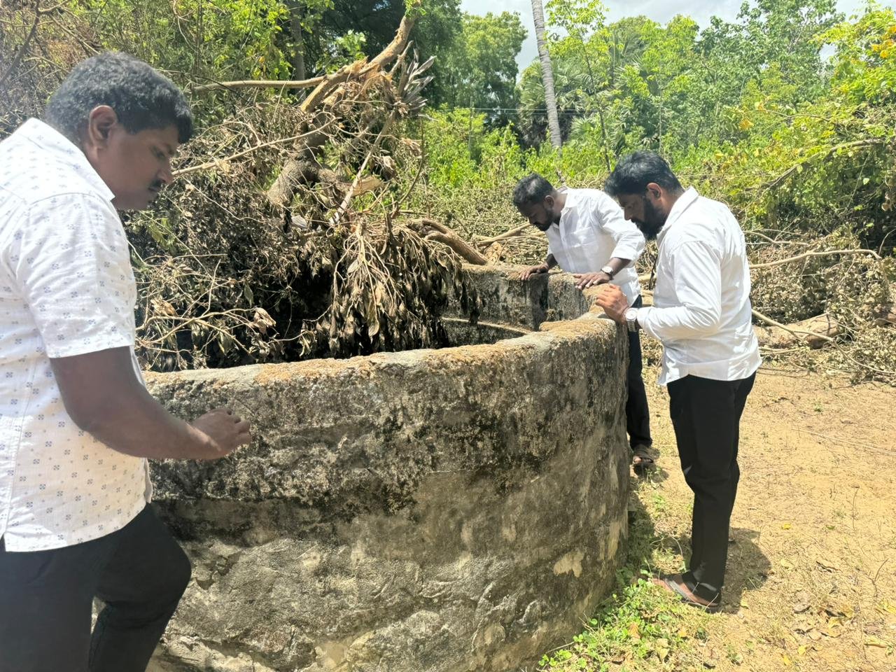 சாவகச்சேரி நகரசபை எல்லைக்குள் இருந்து இடித்து அகற்றப்பட்ட சுமைதாங்கி
