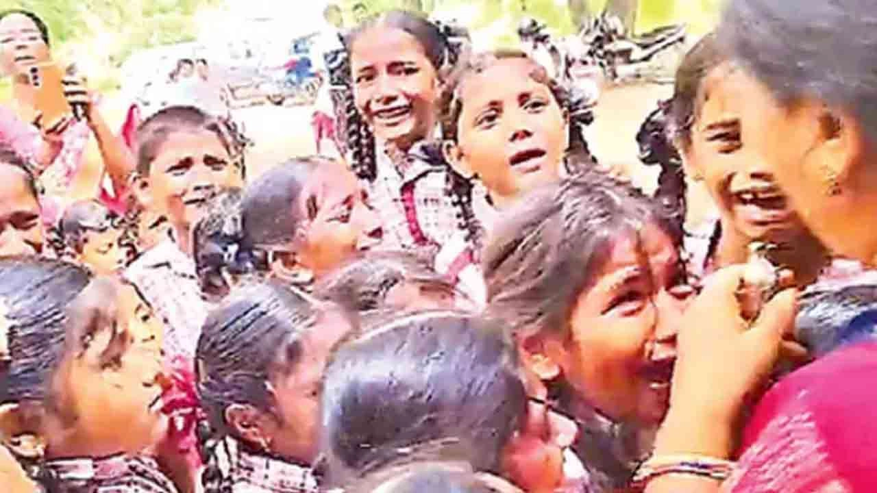 இடம்மாற்றம் பெற்று சென்ற ஆசிரியரை போக வேண்டாம் என கண்ணீர் விட்டு அழுத மாணவர்கள்!