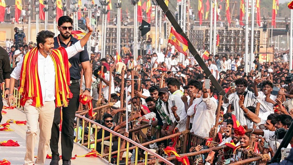 த.வெ.க தலைவர் விஜய் மற்றும் அவரது பாதுகாவலர்கள் மீது 3 பிரிவுகளின் கீழ் வழக்குப்பதிவு!