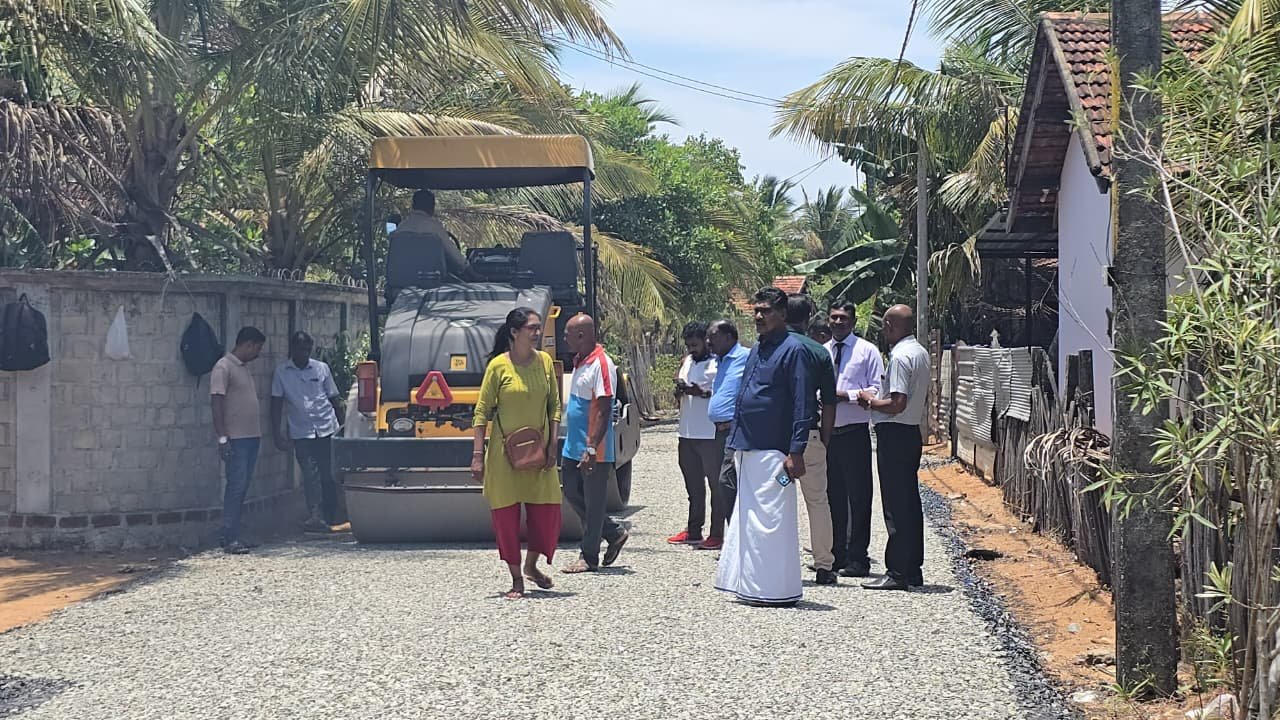 மட்டு. மாநகரசபையால் திராய்மடு பகுதியில் வீதி செப்பனிடும் நடவடிக்கை!