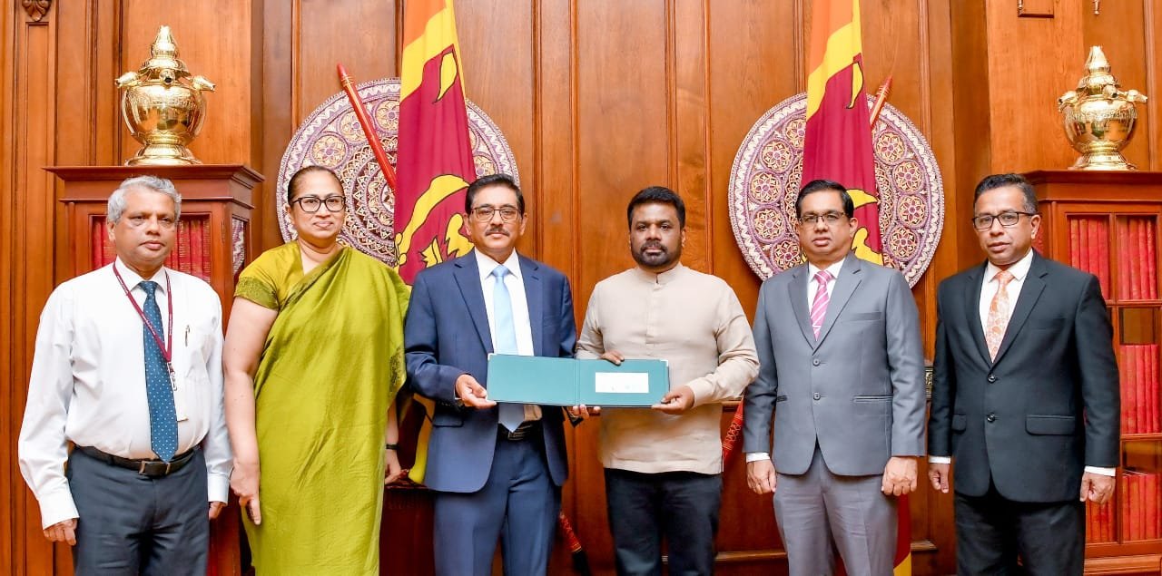 புதிய நினைவு நாணயத் தாள் ஜனாதிபதியிடம் கையளிப்பு