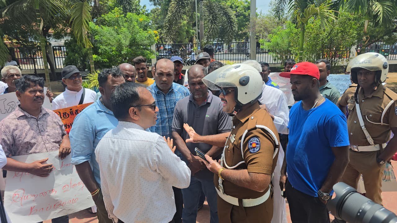 மன்னாரில் காற்றாலைக்கு எதிராக 24 வது நாளாக தொடரும் போராட்டத்தில் பொலிஸாருக்கும் போராட்டக்காரர்களுக்கும் இடையில் முரண்பாடு