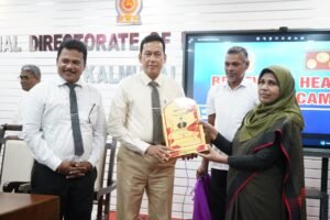 கல்முனை வைத்தியசாலைகளுக்கு அமைச்சின் செயலாளரினால் உபகரணங்கள் கையளிப்பு