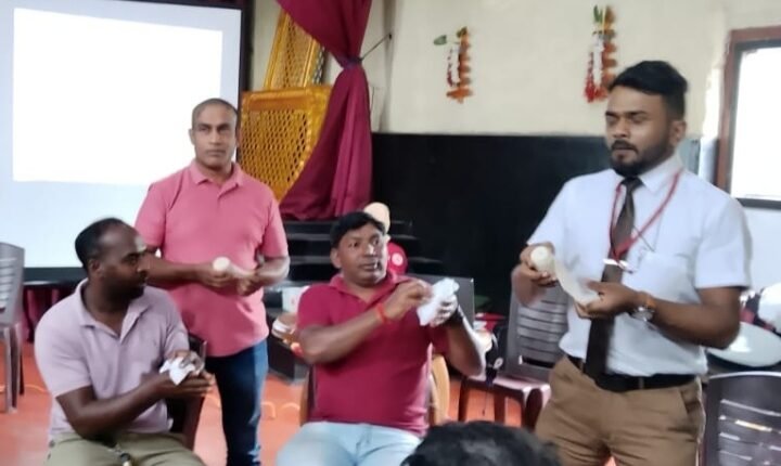 பயணிகளுக்கு முதலுதவி வழங்குவது குறித்து பேருந்து ஓட்டுநர்கள் மற்றும் நடத்துனர்களுக்கு பயிற்சி