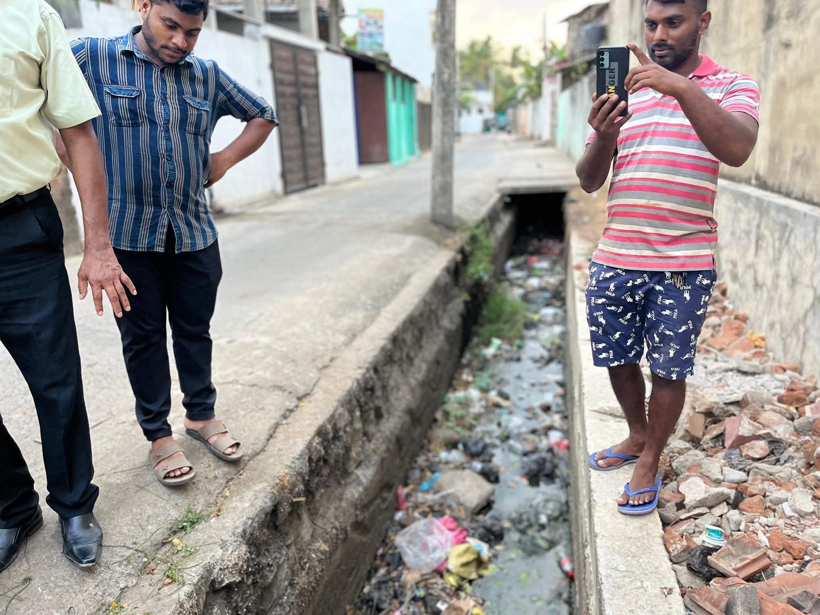 கல்முனை பள்ளி வீதி திறந்து வைப்பு