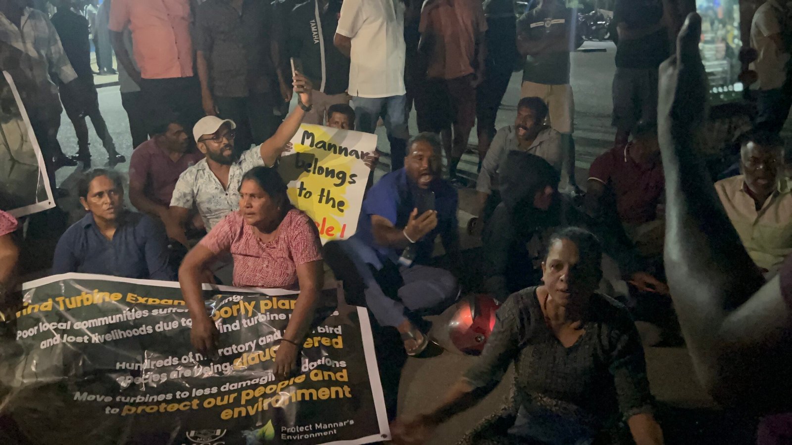 மன்னாரில் இரவு பெரும் பதற்றம் : ஆர்ப்பாட்டத்தில் ஈடுபட்டவர்கள் மீது தாக்குதல்