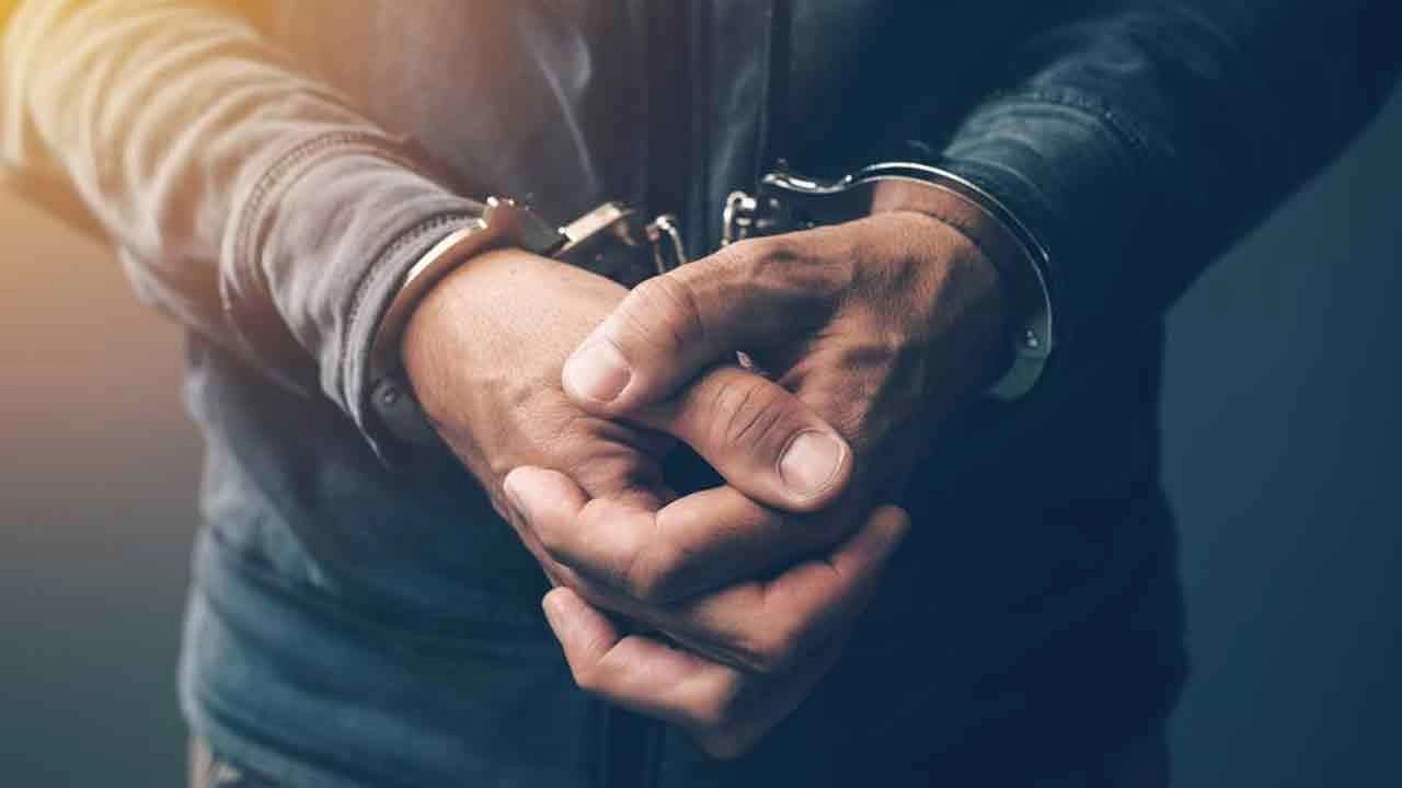 முன்னாள் பிரதேச சபை உறுப்பினர் பியல் மனம்பேரி கைது