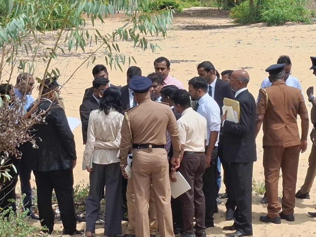 குருக்கள்மடம் மனிதபுதைகுழி என அடையாளப்படுத்தப்பட்ட இடத்தை பார்வையிட்ட நீதிபதி தலைமையிலான உயர் அதிகாரிகள்!