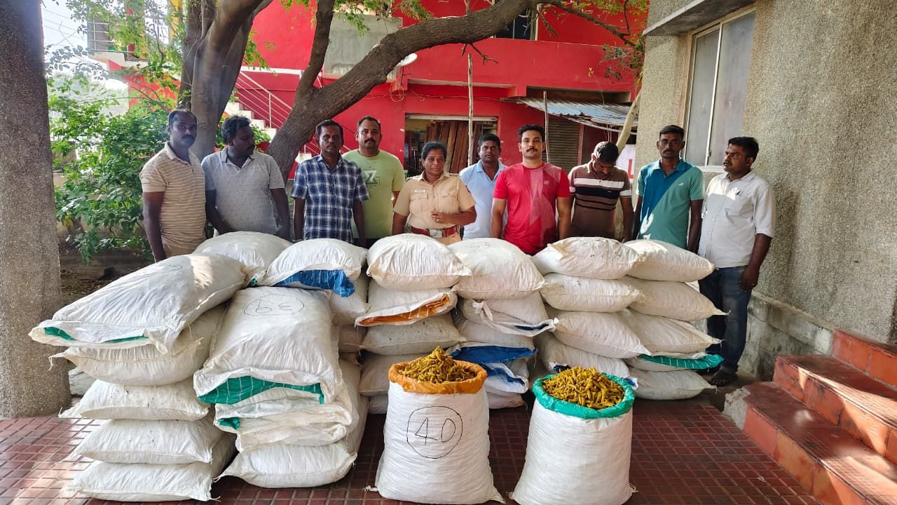 வீடு ஒன்றில் பதுக்கி வைக்கப்பட்டிருந்த சமையல் மஞ்சள் பறிமுதல் - மரைன் போலீசார் நடவடிக்கை