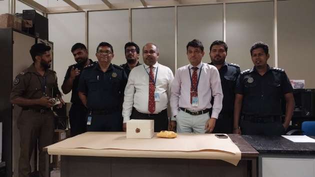விமான நிலைய தலைமை பாதுகாப்பு அதிகாரி ரூ.215 மில்லியன் தங்க பிஸ்கட்டுகளுடன் கைது