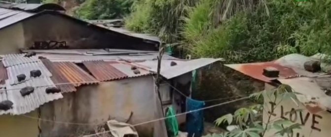 லிந்துலையில் மண்மேடு சரிந்து விழும் அபாய நிலை - மக்கள் அச்சத்தில்