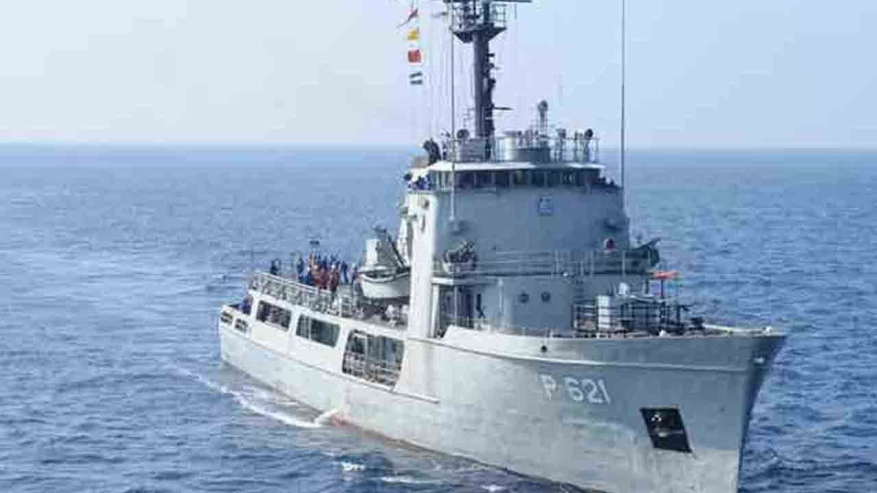 நடுக்கடலில் சிக்கிய கப்பல் பணியாளர்கள் மீட்பு