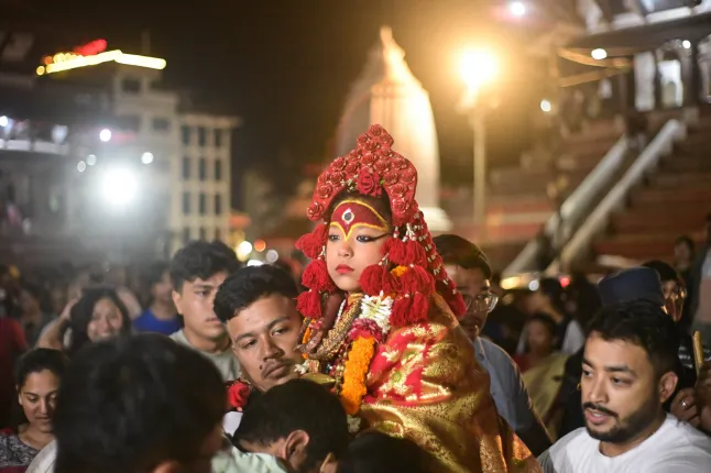 நேபாளத்தில் தெய்வமாக 2 வயது சிறுமி தேர்வு