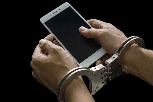 புகையிலை மற்றும் கையடக்கத் தோலைபேசிகளை கொடுக்க முயன்ற இருவர் கைது