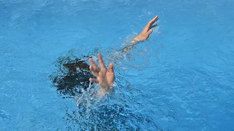 நீச்சல் தடாகத்தில் மூழ்கிய சிறுவனுக்கு நேர்ந்த சோகம்