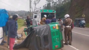 இலங்கையில் கோர விபத்து-நொறுங்கிய ஆட்டோ