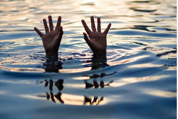 நீரில் அடித்து செல்லப்பட்ட பெண்கள்