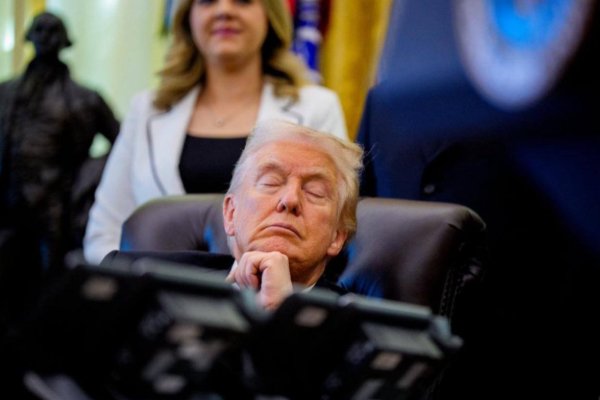 முக்கிய கூட்டத்தில் உறங்கிய ட்ரம்ப்!