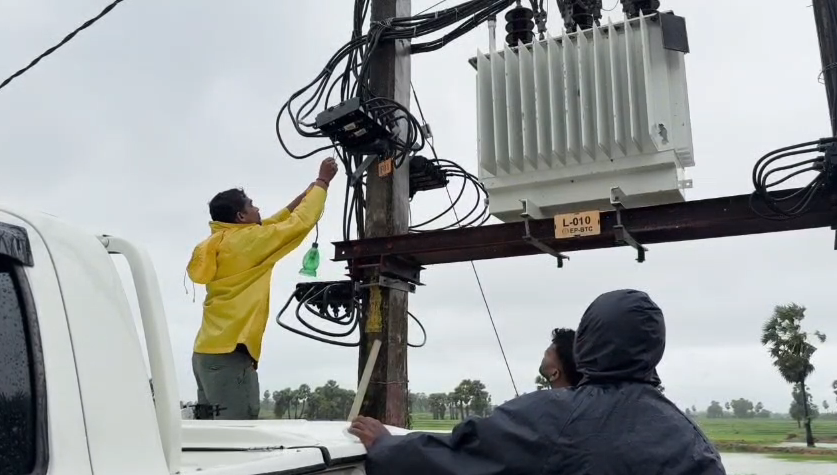 மட்டக்களப்பில் தடைப்பட்ட போக்குவரத்து , மின்சாரம் தடை