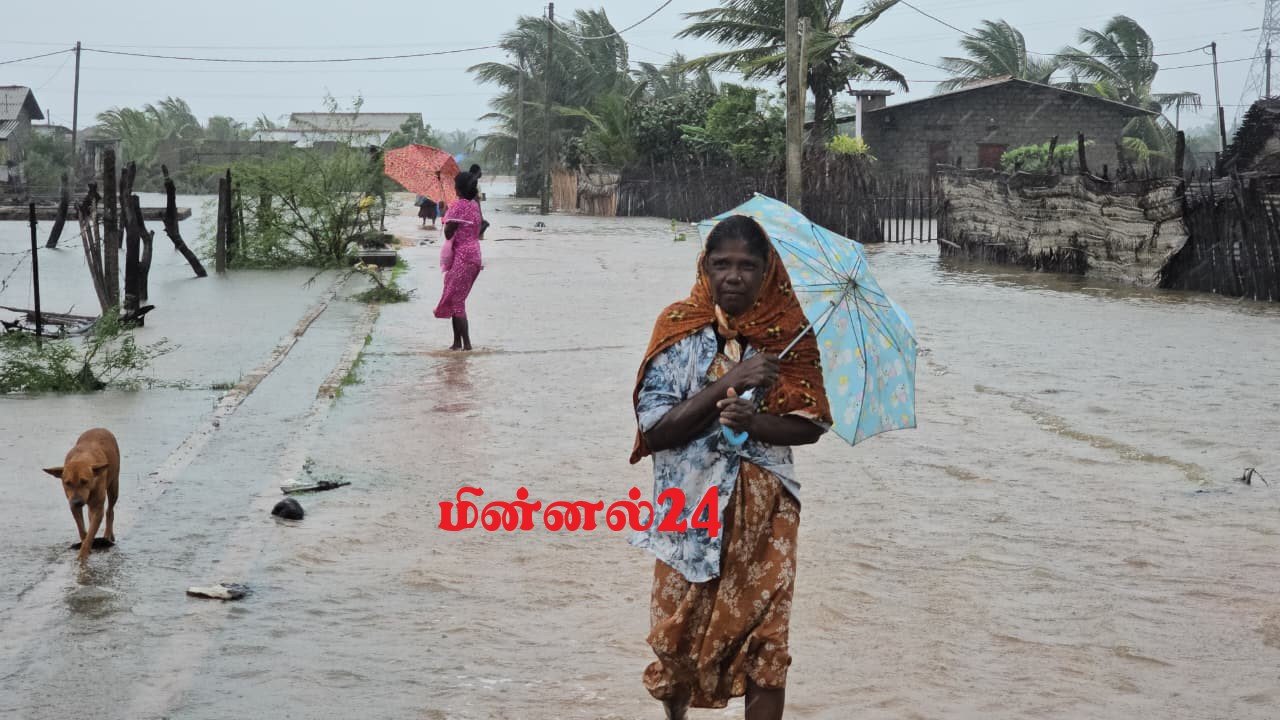 மன்னார் மாவட்டத்தில் காற்றுடன் கூடிய மழை-பல்வேறு கிராமங்கள்  வெள்ள நீரில் மூழ்கியது