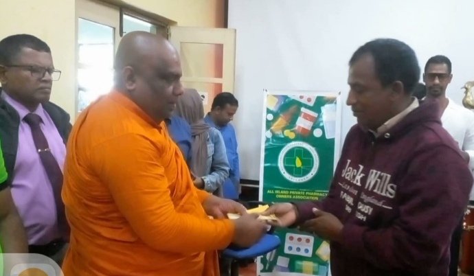 அகில இலங்கை தனியார் மருந்தக உரிமையாளர்கள் சங்கம் பாதிக்கப்பட்ட குடும்பங்களுக்கு நிதி உதவி