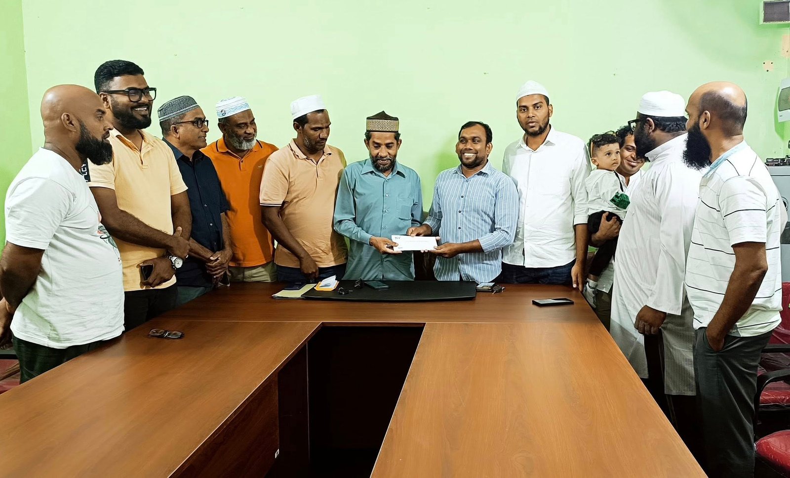 கல்முனை அனர்த்த நிவாரண சேகரிப்பு பணிமனையிடம் நிதியுதவி கையளிப்பு