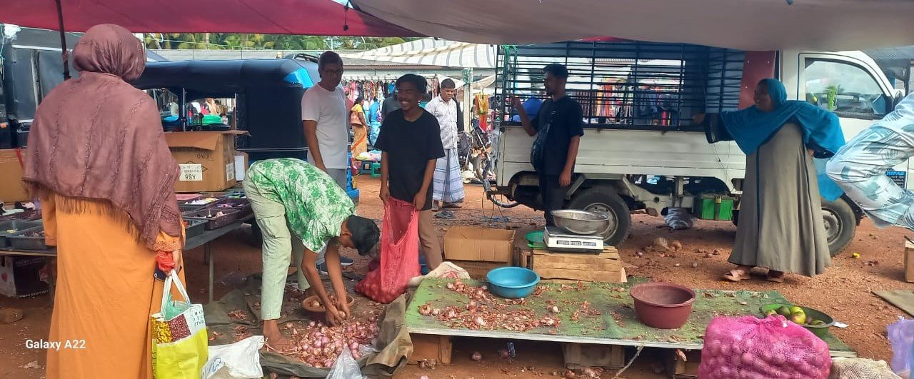 மூதூர் வாராந்த சந்தையில் சுகாதார மீறல்கள் – உணவுப் பொருட்கள் பறிமுதல்