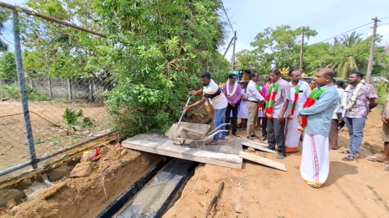 களுவாஞ்சிக்குடி சரஸ்வதி வித்தியாலய வீதியில் வடிகான் அமைக்கும் பணி ஆரம்பித்து வைப்பு!