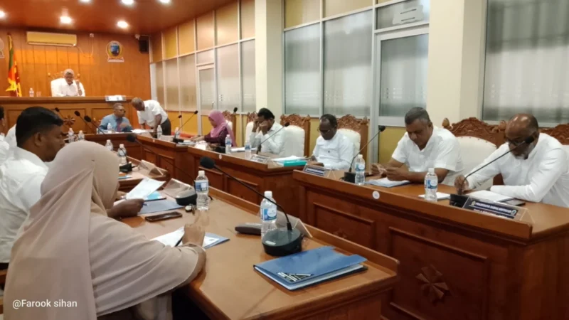 நிந்தவூர் பிரதேச சபை கூட்டத்தில் வெளிநடப்பு!
