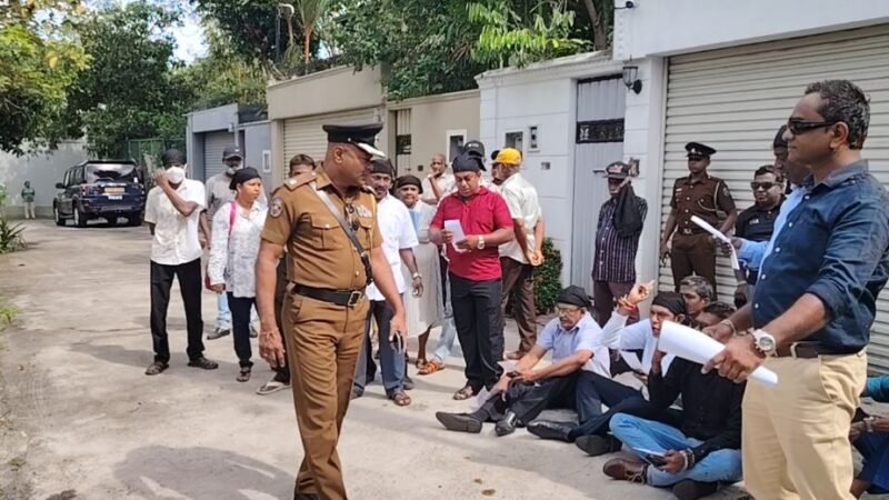 நிதி அமைச்சின் செயலாளர் வீட்டை முற்றுகையிட சென்றோர் மீது சாணத்தால் தாக்குதல்!