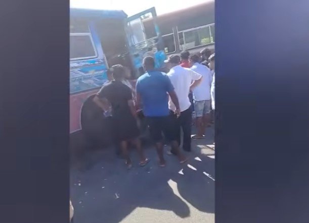 இரண்டு பேருந்துகள் நேருக்கு நேர் மோதி கோர விபத்து!