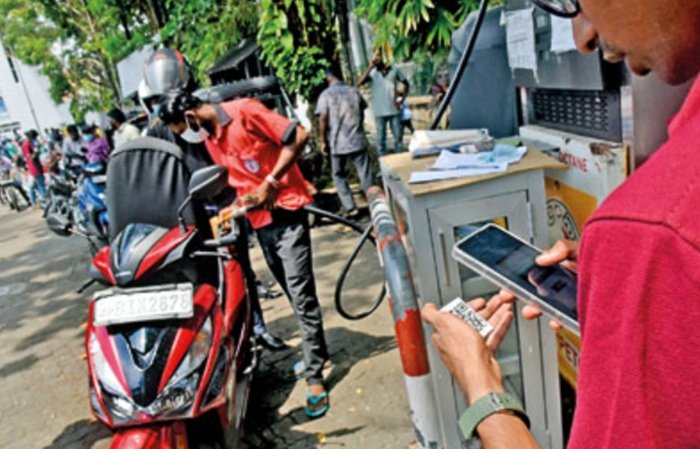 ஒற்றை எண்ணுக்கு எரிபொருள் வழங்காததால் ஊழியரை அறைந்த கார் சாரதி!
