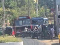 ஒன்றை ஒன்று முந்தி செல்ல முற்பட்ட பேருந்துகள் விபத்து!