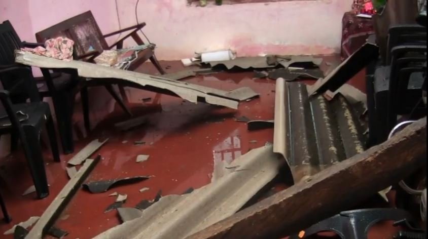திடீரென கடும் மழையுடன் மினி சூறாவளி : 15-க்கும் மேற்பட்ட வீடுகள் சேதம்!
