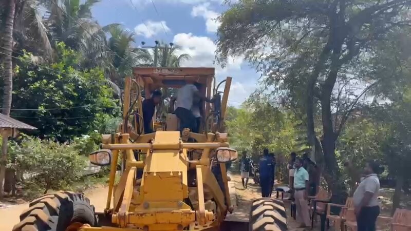 மூதூர்-கடற்கரைச் சேனை பாடசாலை வீதி புனரமைப்பு