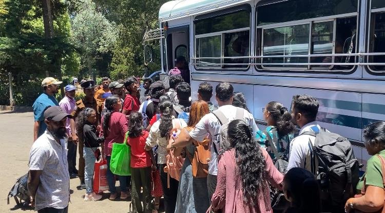நுவரெலியாவில் போதிய பேருந்துகள் இன்றி நீண்ட வரிசையில் காத்திருக்கும் பயணிகள்!