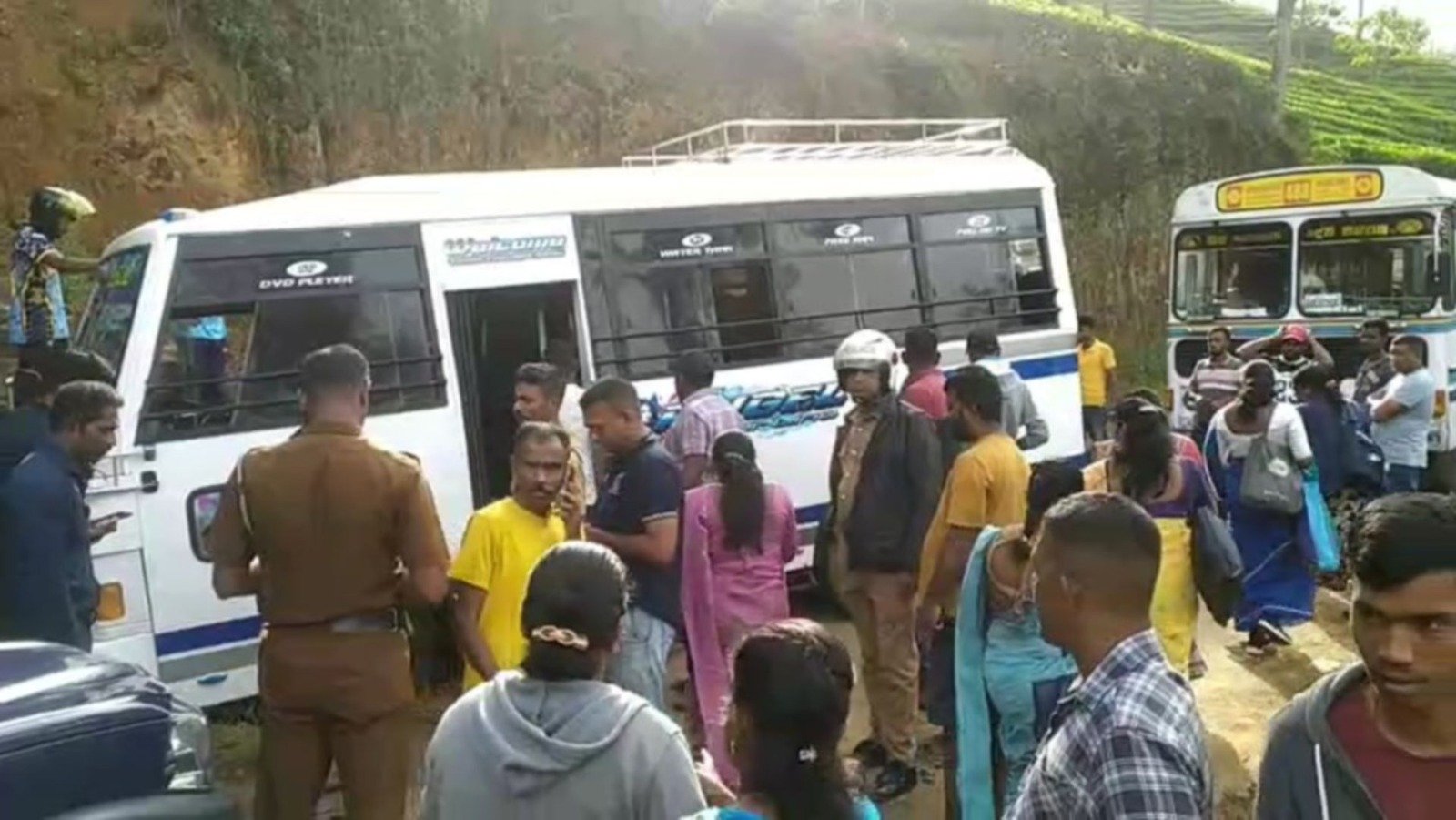 பொகவந்தலாவயில் பேருந்து விபத்து : 34 மாணவர்கள் வைத்தியசாலையில் அனுமதி!
