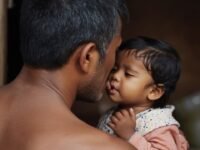 தனது உடலிலிருந்த புண்ணிலிருந்து தோலை தோண்டி எடுத்து குழந்தைக்கு ஊட்டிய தந்தை!