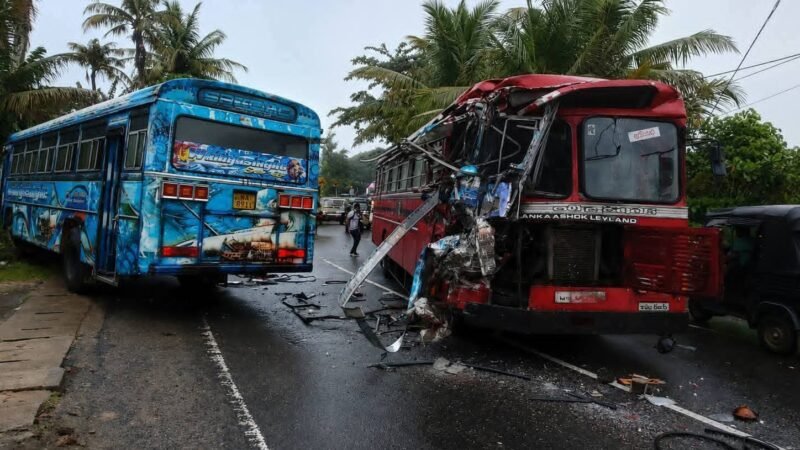 மாணவர்களை ஏற்றிச் சென்ற பேருந்தும், இ.போ.ச பேருந்தும் மோதி கோர விபத்து!