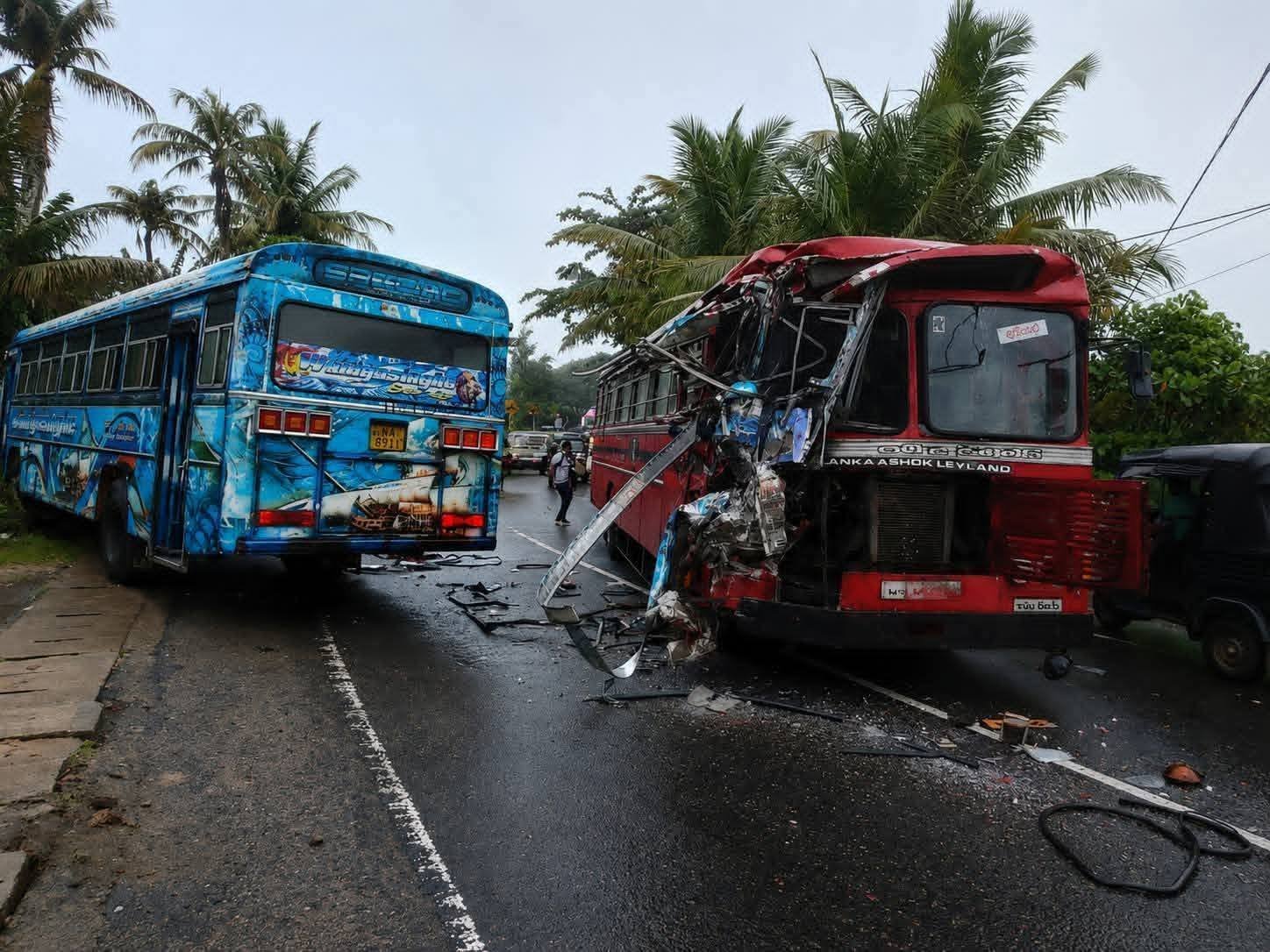 மாணவர்களை ஏற்றிச் சென்ற பேருந்தும், இ.போ.ச பேருந்தும் மோதி கோர விபத்து!