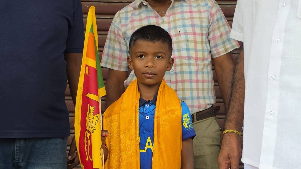 தலவாக்கலையிலிருந்து கொழும்பை நோக்கி நடைபயணம் மேற்கொண்ட 7 வயது சிறுவனின் நடைபயணம் பொலிசாரால் தடுப்பு!