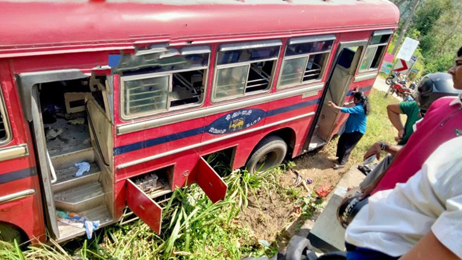 இ.போ.ச பேருந்து வீதியை விட்டு விலகி விபத்து : 26 பேர் வைத்தியசாலையில் அனுமதி!