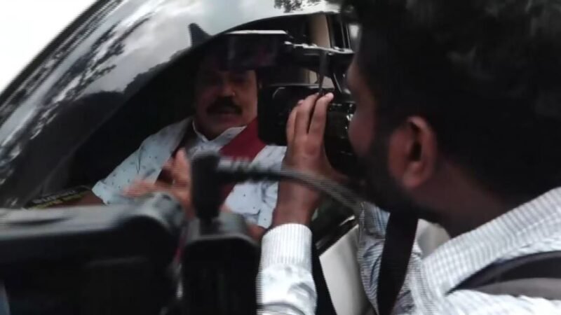 மஹிந்த ராஜபக்ஷ சற்றுமுன்னர் இலஞ்ச ஊழல் விசாரணை ஆணைக்குழுவில் முன்னிலை!