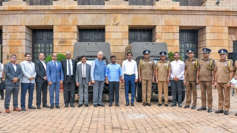 இந்திய அரசாங்கத்தினால் இலங்கை பொலிஸிற்கு அன்பளிப்பாக வழங்கப்பட்ட வாகனங்கள் ஜனாதிபதியிடம் கையளிப்பு