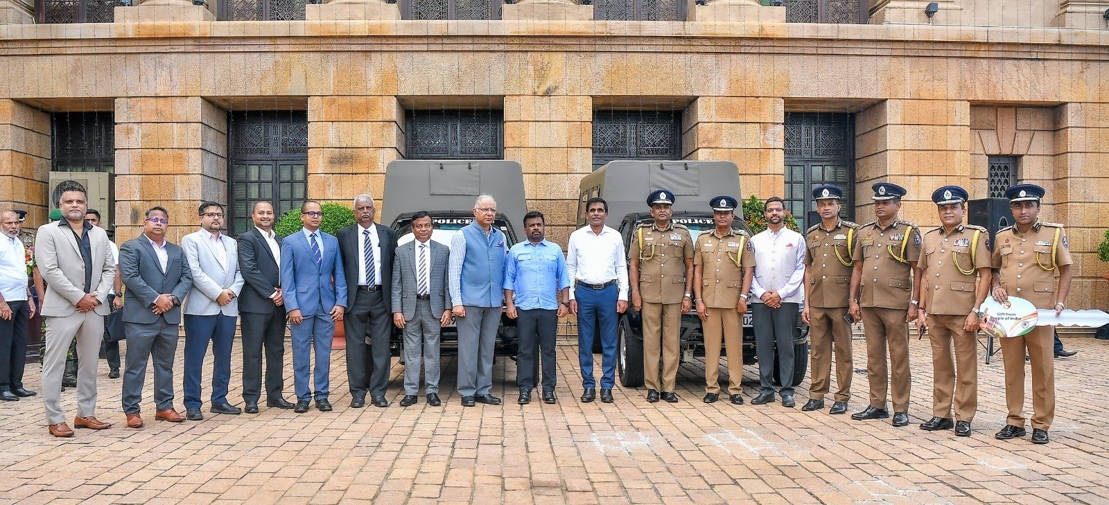 இந்திய அரசாங்கத்தினால் இலங்கை பொலிஸிற்கு அன்பளிப்பாக வழங்கப்பட்ட வாகனங்கள் ஜனாதிபதியிடம் கையளிப்பு