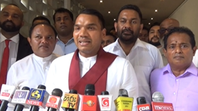 ஜனாதிபதியும் மத்திய வங்கியும் இன்னும் உறங்குகிறார்கள் – நாமல் ராஜபக்ஷ சாடல்!