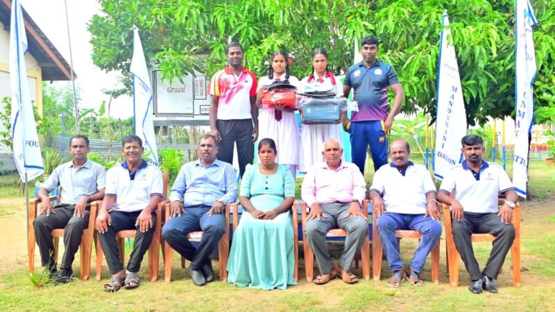 வடக்கு மாகாண பெண்கள் கிரிக்கெட் அணியில் இடம் பிடித்துள்ள மாணவிகளுக்கு விளையாட்டு உபகரணங்கள் கையளிப்பு