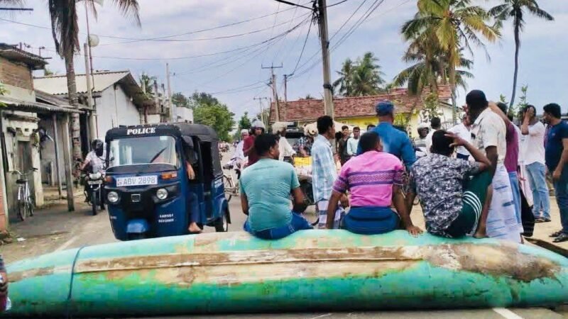 சாய்ந்தமருது மீனவர்கள் படகுகளுடன் வீதி மறியல் போராட்டம்!